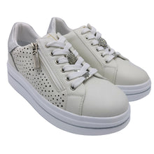 Carica l'immagine nel visualizzatore di Gallery, Valleverde 35493 bianco sneakers donna con lacci e cerniera, dotato di accessorio differente dalla scarpa destra a quella sinistra
