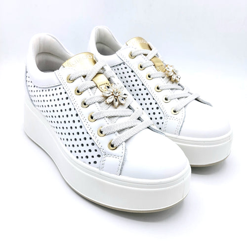 Igieco 7657222 bianco sneakers donna in pelle traforata con zeppa di 5 cm e strass applicazione decorativa in strass
