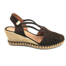 Carica l'immagine nel visualizzatore di Gallery, Verbenas MAIKA marrone espadrillas in pelle scamosciata con elastici e zeppa in corda di 6 cm
