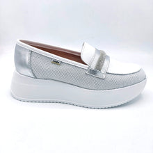 Carica l'immagine nel visualizzatore di Gallery, Callaghan 60303 bianco mocassino in pelle e tessuto glitterato con decorazione di strass
