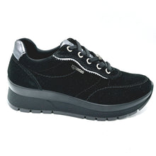 Carica l'immagine nel visualizzatore di Gallery, Igi&amp;co 2172900 nero sneakers donna stringata in pelle scamosciata con dettaglio decorativo removibile
