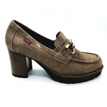 Carica l'immagine nel visualizzatore di Gallery, Callaghan 30827 trufa mocassino donna in pelle scamosciata con morsetto. Dotato di tacco largo di 7 cm e plateau di 2 cm e suola in gomma con sistema adaptaction
