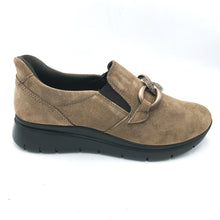 Carica l&#39;immagine nel visualizzatore di Gallery, Enval 8775411 fango nero mocassino in pelle scamosciata con catena decorativa frontale e tallone rigido per una calzata senza sforzo
