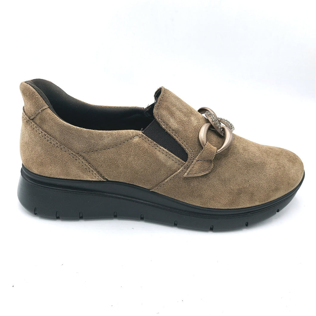 Enval 8775411 fango nero mocassino in pelle scamosciata con catena decorativa frontale e tallone rigido per una calzata senza sforzo