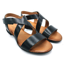 Carica l&#39;immagine nel visualizzatore di Gallery, Vueva WD314R49 nero sandalo basso in pelle con fasce incrociate e una chiusura a strappo
