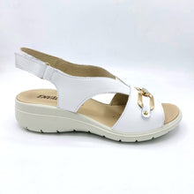Carica l'immagine nel visualizzatore di Gallery, Enval 7777011 bianco sandalo in pelle con morsetto decorativo dorato e una suola flessibile in gomma con sistema antishock
