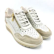 Carica l'immagine nel visualizzatore di Gallery, Valleverde VVCA153W crema sneaker donna in pelle traforata con cerniera e lacci, e zeppa di 5,5 cm

