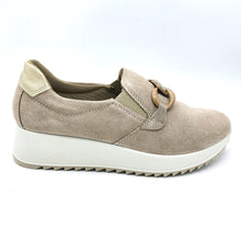 Carica l'immagine nel visualizzatore di Gallery, Enval 1274933 mocassino in pelle scamosciata con catena decorativa frontale
