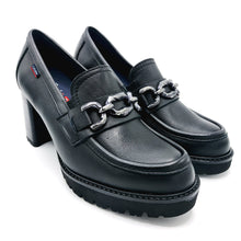 Carica l'immagine nel visualizzatore di Gallery, Callaghan 30827 nero mocassino donna in pelle con morsetto. Dotato di tacco largo di 7 cm e plateau di 2 cm e suola in gomma con sistema adaptaction
