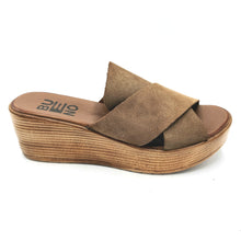 Carica l'immagine nel visualizzatore di Gallery, Bueno WA4703 marrone ciabatta in pelle scamosciata con zeppa di 6 cm  e sottopiede in pelle

