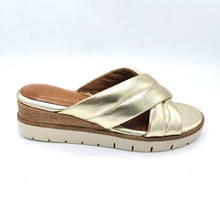 Carica l&#39;immagine nel visualizzatore di Gallery, Tamaris 127233-44 oro ciabatta incrociata in pelle con sottopiede imbottito
