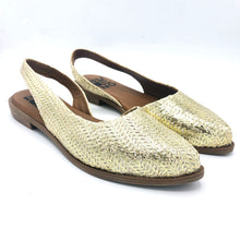 Carica l'immagine nel visualizzatore di Gallery, Bueno WG0701 oro slingback in rafia oro tacco basso con punta affusolata e sottopiede imbottito in pelle
