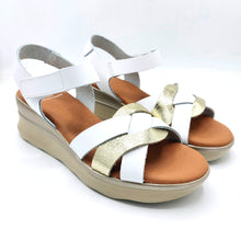Carica l'immagine nel visualizzatore di Gallery, Pavana ASOS bianco sandalo in pelle con riporti platino con braccialetto con chiusura a strappo
