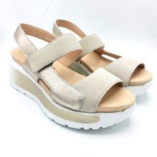 Carica l'immagine nel visualizzatore di Gallery, Callaghan 35204 beige sandali in pelle e pelle scamosciata con fondo con sistema adaptaction e chiusura a braccialetto con velcro
