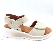Carica l'immagine nel visualizzatore di Gallery, Pavana ILO beige sandalo in pelle con doppia fascia con velcro e sottopiede imbottito.
