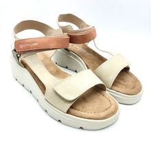 Carica l&#39;immagine nel visualizzatore di Gallery, Amarpies ABZ26645 beige sandalo vegan con doppio velcro e zeppa comoda e leggera di 5,5 cm
