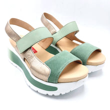 Carica l'immagine nel visualizzatore di Gallery, Callaghan 35204 salvia sandali in pelle e pelle scamosciata con fondo con sistema adaptaction e chiusura a braccialetto con velcro
