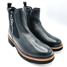 Carica l&#39;immagine nel visualizzatore di Gallery, Valleverde 17182 nero stivaletto in pelle con elastico lato esterno e cerniera lato interno. Dotato di suola leggerissima
