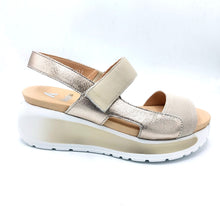 Carica l'immagine nel visualizzatore di Gallery, Callaghan 35204 beige sandali in pelle e pelle scamosciata con fondo con sistema adaptaction e chiusura a braccialetto con velcro
