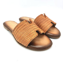 Carica l'immagine nel visualizzatore di Gallery, Dorea Hr428 tan ciabatta bassa in pelle intrecciata con sottopiede imbottito in pelle
