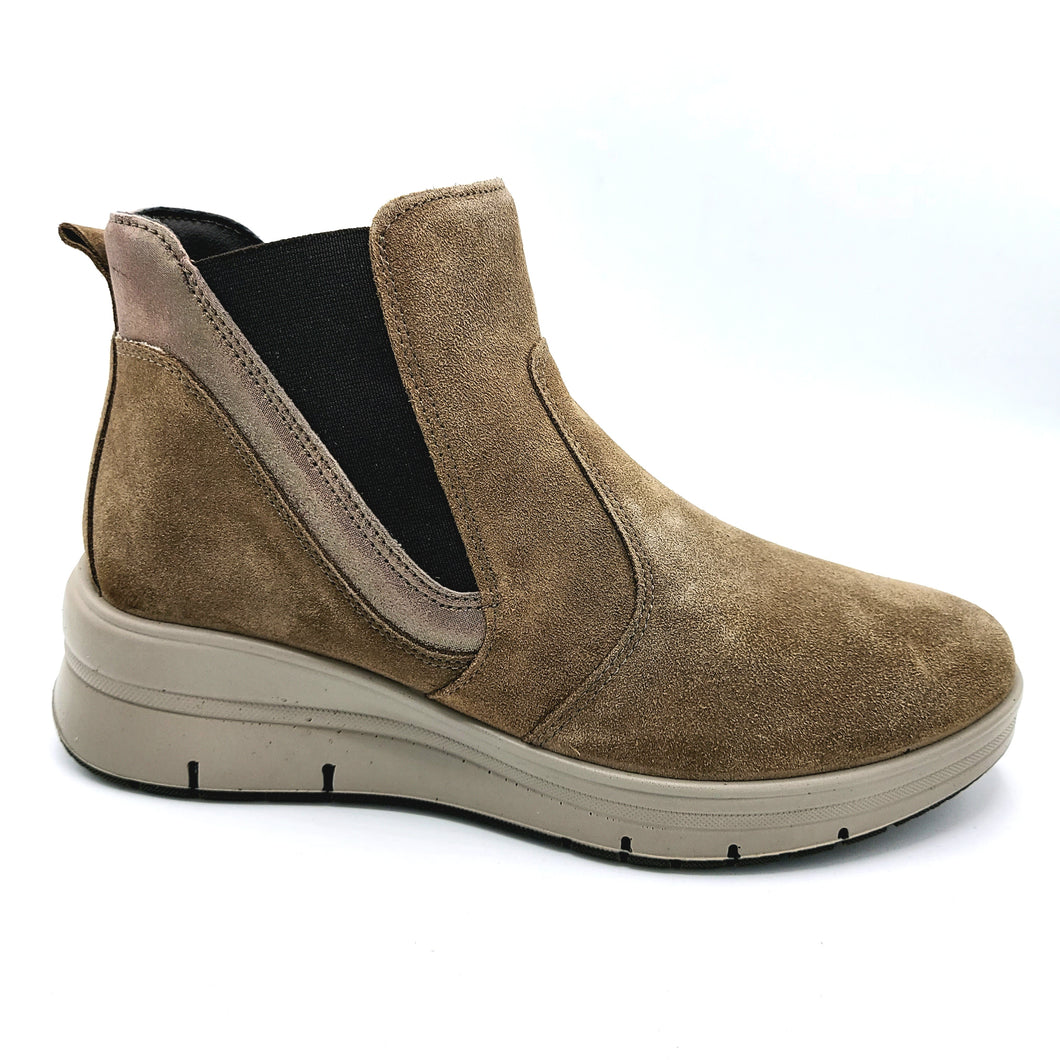 Enval 8778111 fango stivaletti in pelle scamosciata con elastico e cerniera. Dotato di una zeppa di 5 cm e una soletta estraibile in memory foam