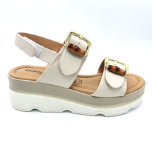 Carica l'immagine nel visualizzatore di Gallery, Donna serena 665950DM beige sandalo in pelle con chiusure con velcro e fibbie solo decorative
