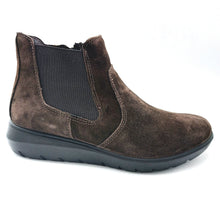 Carica l'immagine nel visualizzatore di Gallery, Enval 2278411 marrone stivaletto basso donna linea comoda in pelle scamosciata con chiusura a cerniera.
Dotato si soletta estraibile in memory foam e suola con sistema antishock
