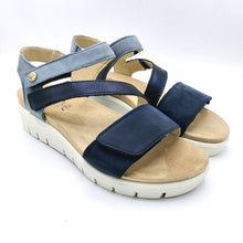 Carica l'immagine nel visualizzatore di Gallery, Enval 7790311 blu e avio sandalo con triplo velcro e suola in gomma flessibile
