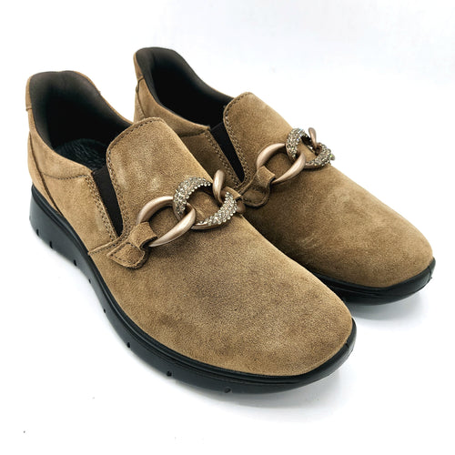 Enval 8775411 fango nero mocassino in pelle scamosciata con catena decorativa frontale e tallone rigido per una calzata senza sforzo