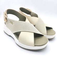 Carica l'immagine nel visualizzatore di Gallery, Donna serena 9M6091DM beige sandalo incrociato in pelle e tessuto con chiusura con velcro
