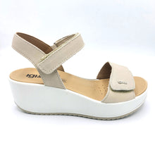 Carica l&#39;immagine nel visualizzatore di Gallery, Igi&amp;co 7665611 beige sandalo in pelle con braccialetto e fascia con chiusura a strappo e zeppa di 6 cm
