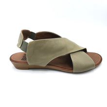 Carica l'immagine nel visualizzatore di Gallery, Bueno WL2408 verde sandalo in pelle con zeppa bassa e fascia posteriore con elastici 
