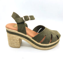 Carica l'immagine nel visualizzatore di Gallery, Pavana NARA verde in pelle scamosciata modello a ragno chiusa in punta e con braccialetto 
