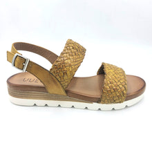 Carica l&#39;immagine nel visualizzatore di Gallery, Vueva WD311R22 giallo sandalo con doppia fascia in pelle intrecciata con chiusura al tallone
