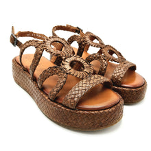 Carica l'immagine nel visualizzatore di Gallery, Vueva WD511R04 cognac sandalo in pelle intrecciata con zeppa rivestita e cinturino posteriore
