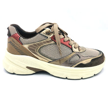 Carica l'immagine nel visualizzatore di Gallery, Tamaris 1-23799-47 bronzo sneakers stringata in tessuto con dettagli color testa di moro e rosso 
