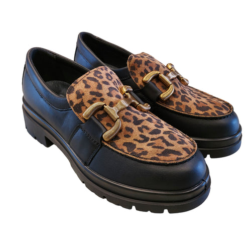 Enval 8752522 nero mocassino donna in pelle con pattina maculata e morsetto frontale. Dotato di soletta estraibile in memory foam