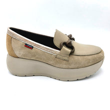 Carica l'immagine nel visualizzatore di Gallery, Callaghan 61606 beige mocassino donna in pelle scamosciata e pelle, decorato da un grazioso morsetto
