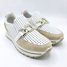 Carica l'immagine nel visualizzatore di Gallery, Igieco 115933 bianco slip on in pelle traforata con soletta estraibile in memory foam

