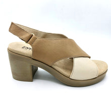 Carica l'immagine nel visualizzatore di Gallery, Enval 129522 beige sandalo incrociato in pelle con chiusura posteriore con velcro e tacco monoblocco di 6 cm

