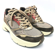 Carica l'immagine nel visualizzatore di Gallery, Tamaris 1-23799-47 bronzo sneakers stringata in tessuto con dettagli color testa di moro e rosso 

