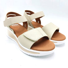 Carica l'immagine nel visualizzatore di Gallery, Pavana ILO beige sandalo in pelle con doppia fascia con velcro e sottopiede imbottito.

