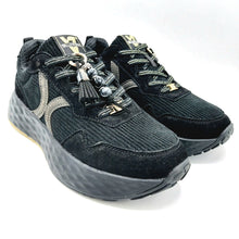 Carica l'immagine nel visualizzatore di Gallery, Valleverde 51501 nero sneakers donna stringata in pelle scamosciata e velluto, con ciondolo decorativo removibile
