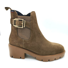 Carica l&#39;immagine nel visualizzatore di Gallery, Callaghan 35603 cammello stivaletto in camoscio con elastico e fibbia laterale e chiusura con cerniera.
Dotato di suola extra leggera con sistema adaptaction
