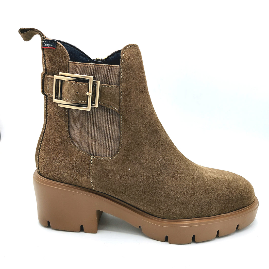 Callaghan 35603 cammello stivaletto in camoscio con elastico e fibbia laterale e chiusura con cerniera.
Dotato di suola extra leggera con sistema adaptaction