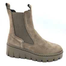 Carica l'immagine nel visualizzatore di Gallery, Tamaris 1-25489-45 taupe stivaletto modello Chelsea in pelle scamosciata con zeppa in gomma di 6 cm  plateau di 3 cm
