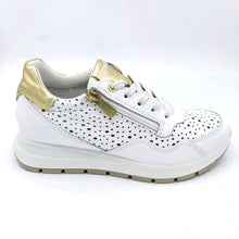 Carica l'immagine nel visualizzatore di Gallery, Igieco 1151522 bianco sneakers donna in pelle con tomaia traforata e chiusura dotata di lacci e cerniera

