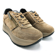 Carica l'immagine nel visualizzatore di Gallery, Igi&amp;co 2175222 taupe sneakers donna in pelle scamosciata con lacci e cerniera. Dotata di zeppa di 6 cm
