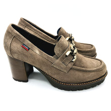 Carica l'immagine nel visualizzatore di Gallery, Callaghan 30827 trufa mocassino donna in pelle scamosciata con morsetto. Dotato di tacco largo di 7 cm e plateau di 2 cm e suola in gomma con sistema adaptaction
