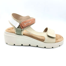 Carica l&#39;immagine nel visualizzatore di Gallery, Amarpies ABZ26645 beige sandalo vegan con doppio velcro e zeppa comoda e leggera di 5,5 cm
